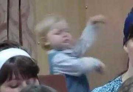 Cười thắt ruột phản ứng của em bé khi nghe hòa nhạc