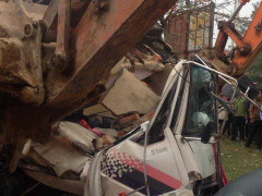 Xe cẩu kéo sập cổng nhà văn hóa, 3 người chết