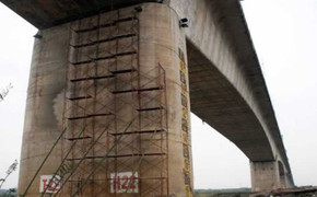 Nứt trụ cầu Vĩnh Tuy: Ảnh nóng từ hiện trường