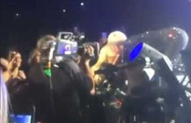 Miley Cyrus phấn khích ôm hôn cả khán giả nữ