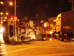 Container húc bay xe bồn, 2 tài xế đi nguy kịch