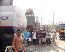 Xe chở xăng bốc cháy, tài xế dũng cảm ngăn thảm họa