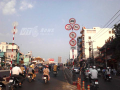 Liều chết trên cầu vượt Cây Gõ: Sắp 'hết đường' vi phạm