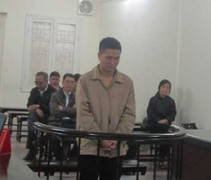 Nhân viên Techcombank khóc sụt sùi trước tòa vì thương cha mẹ