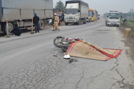 Xe máy đối đầu xe tải, 1 phụ nữ chết thảm