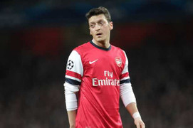 Arsenal 'ném tiền qua cửa sổ', Ozil khổ sở trần tình
