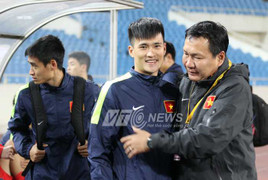 Tàn trận, Công Vinh tràn sân ôm 'tướng' Phúc