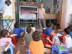 Bán nhà, nuôi con người khác ăn học