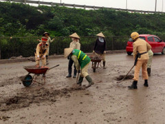 CSGT Hà Nội cặm cụi xúc bùn cùng lao công