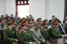 Xử vụ ‘quan tài diễu phố': Mẹ nạn nhân bật khóc trước tòa