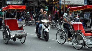 'Vô văn hóa giao thông' làm xấu mặt phố cổ Hà Nội