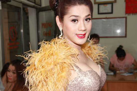 Lâm Chi Khanh hết hở táo bạo lại kín mít khó hiểu