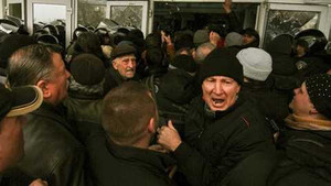 Clip: Phe thân Nga tái chiếm tòa nhà chính phủ ở Donetsk