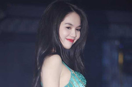 Cận cảnh Ngọc Trinh diễn nội y trên sân khấu 'chuồng gà'