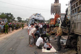 Xe khách tông nát đầu xe tải, 3 người thương vong