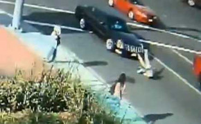 Clip: Cô gái bị 2 ôtô tông liên tiếp