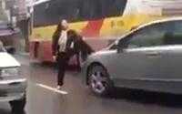 Xôn xao clip cô gái nghênh ngang đạp đầu ôtô ở Hà Nội