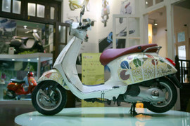 Cận cảnh xe Vespa dát vàng tại Việt Nam