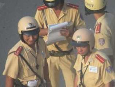 CSGT Hàng Xanh phủ nhận 'vạch ví người đi đường'