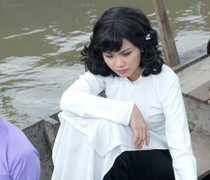 Diễm Hương điềm tĩnh đi đóng phim giữa scandal