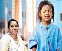 Tình cảm bao la của y tá dành cho cô bé mồ côi