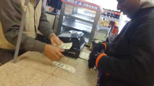 Chàng trai tặng vé số trúng 20 triệu đồng cho người vô gia cư