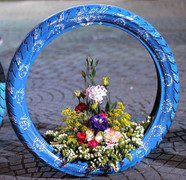 Lẵng hoa giá 300.000 đồng làm từ vỏ xe gắn máy ở Sài Gòn