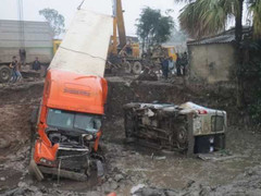 Xe tải đâm liên tiếp 2 ô tô, 12 người thương vong