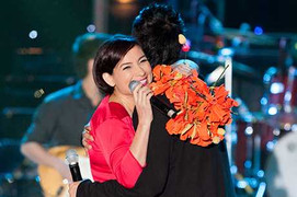 Tuấn Hưng nắm tay Hiền Thục, ôm hôn Phi Nhung