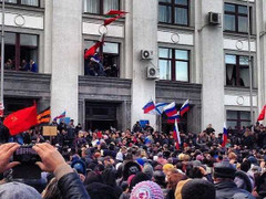 Thành phố Lugansk, Ukraine treo cờ Nga, đòi độc lập