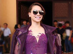 Hồ Ngọc Hà xấu lạ với váy xẻ tả tơi