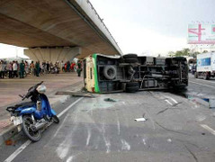 Xe khách 29 chỗ lật nhào trên quốc lộ 1A