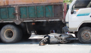 Xe ben ép chặt người đàn ông vào đuôi xe tải