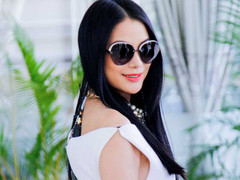 Trương Ngọc Ánh khoe vai trần, vóc dáng nuột nà