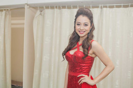 Jennifer Phạm mặc hở táo bạo