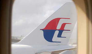 Nghi vấn máy bay Malaysia vỡ vụn trên không trung