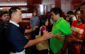 Người nhà nạn nhân máy bay Malaysia sẽ được ra biển tìm kiếm