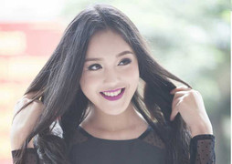 Á hậu Hoàng Anh nhí nhảnh ngồi ghế nóng