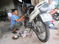 Người trị bệnh 'uống xăng như nước' cho xe tay ga1234