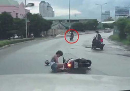 Cô gái bị bạn trai dàn cảnh cướp điện thoại