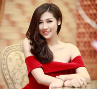 Á hậu Tú Anh vai trần trắng muốt