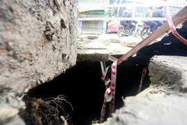 'Hố tử thần' rộng hoác nguy hiểm ở Hà Nội