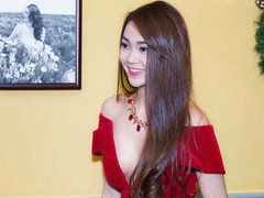 Minh Hằng trễ nải vòng một