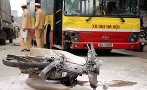 Xe máy tông thẳng vào xe buýt, bốc cháy dữ dội