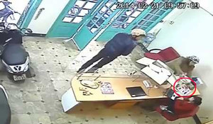 'Ảo thuật' trộm iPhone 5S ngay trước mắt nạn nhân