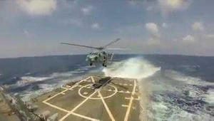Clip: Trực thăng từ tàu chiến Mỹ tìm máy bay Malaysia