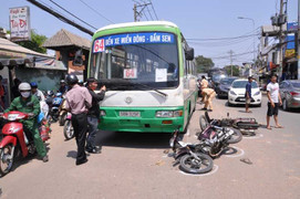 Tai nạn trước đầu xe buýt, 3 người nguy kịch