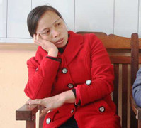 Lột quần áo, cắt tóc, chà ớt cay đánh ghen trong nhà văn hóa xã