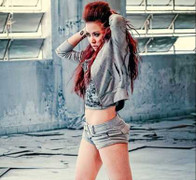 Hoàng Thùy Linh lộ đùi ếch vì ham diện váy ngắn