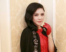 Lý Nhã Kỳ váy xuyên thấu da trắng sứ